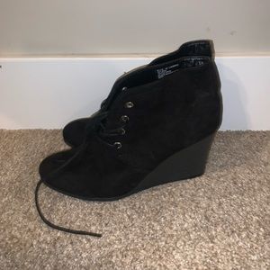 Black wedges